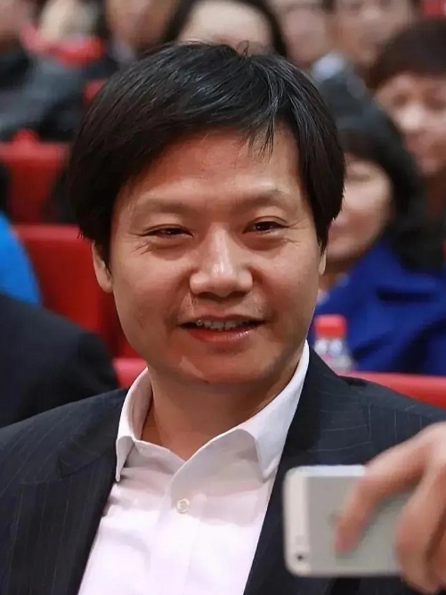 雷军的牛逼人生 1、18岁高考，满分710，他考了700分，两年学完武大计算机专