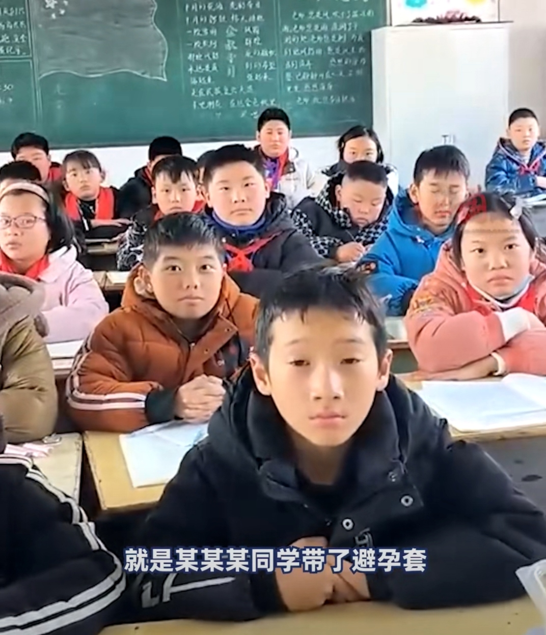 小学生带避孕套老师引导正确看性
有没有家长朋友你们对小学生的性教育怎么看。
最近
