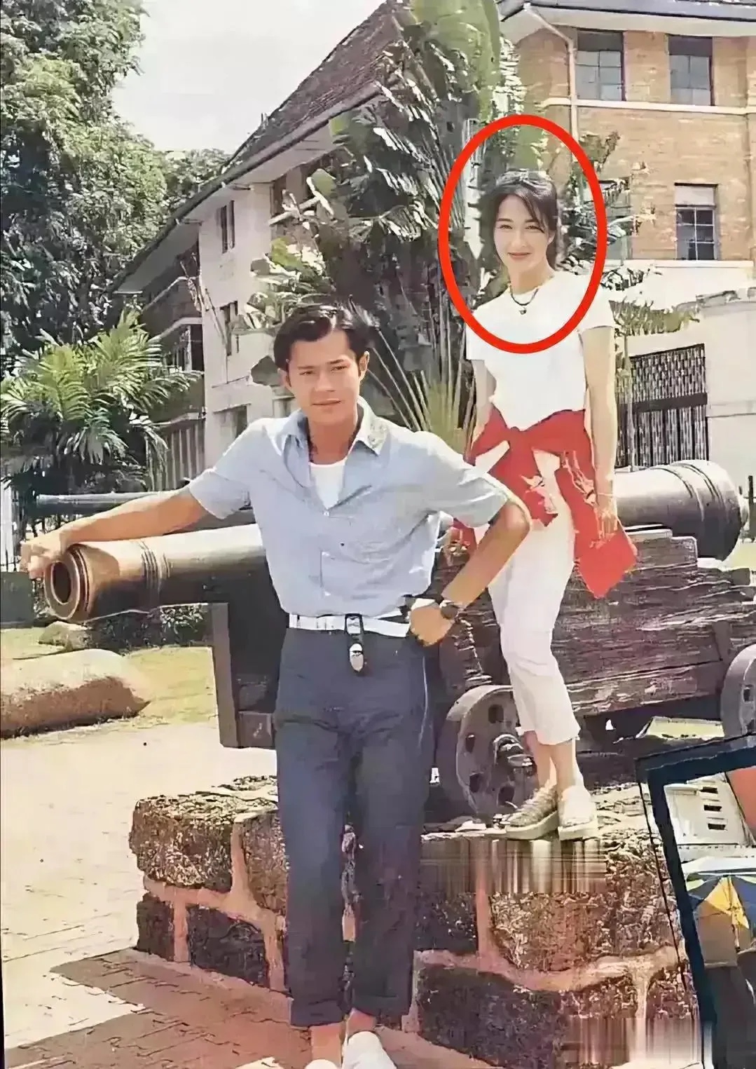 古天乐身后这个美女是谁？
