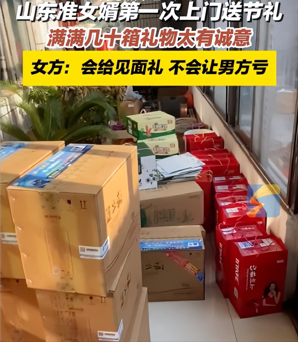 【准女婿上门送年礼带了几十箱礼物】1月28日，山东滕州。准女婿头回上门送年礼，带