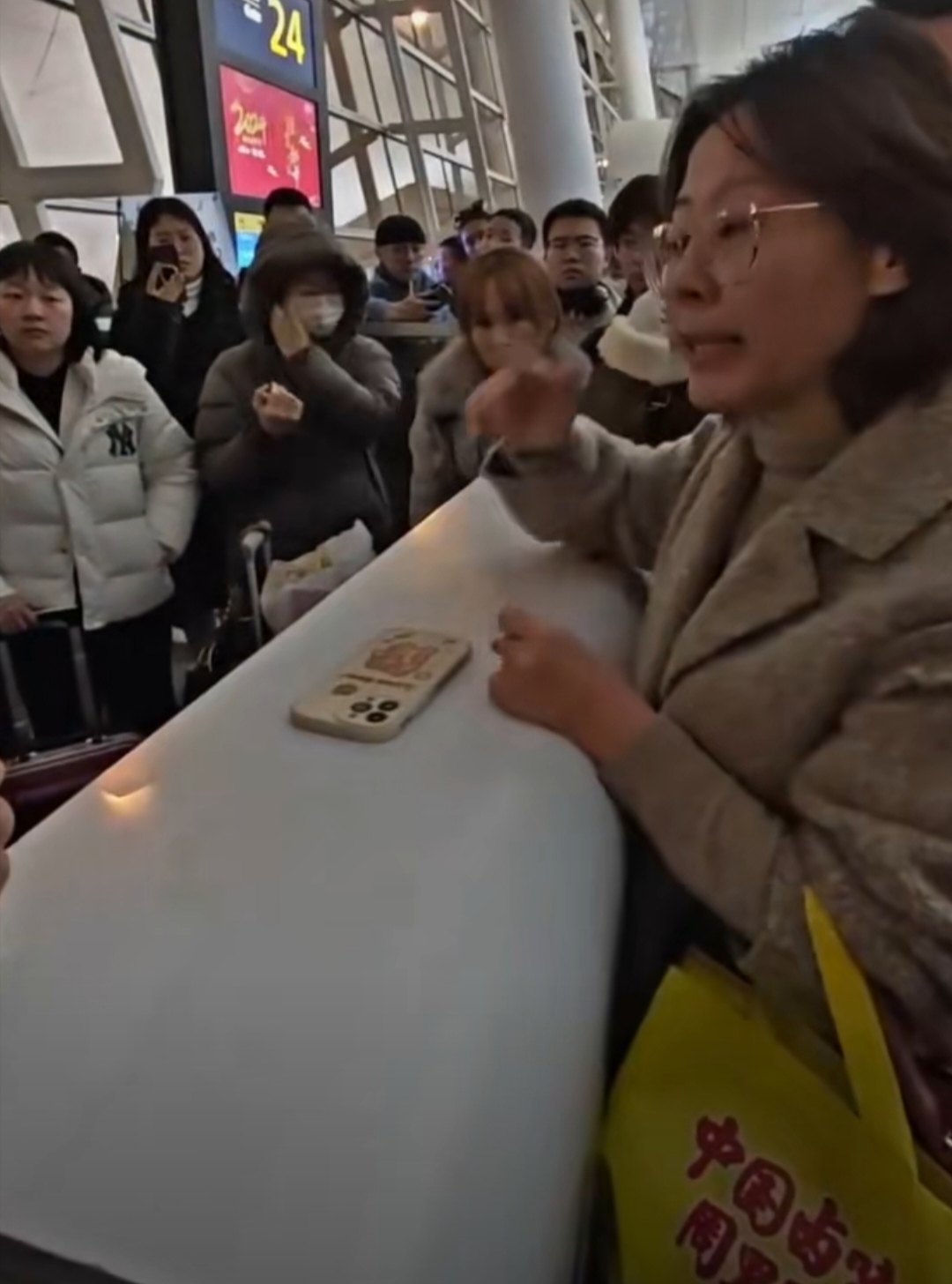 乘客滞留飞机近6小时，有人呼吸困难，航司回应了！
最近有多位网友在网上吐槽说，在