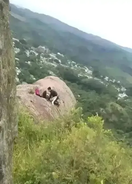 光天化日之下干什么呢，没看到还有人吗