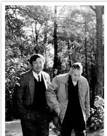 这是上个世纪九十年代初，华为创始人任正非与父亲任摩逊的合影。任摩逊也是一个劳苦功