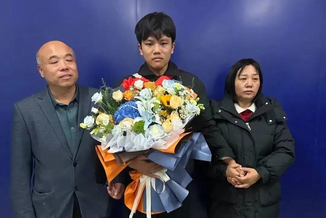 江西朱警官通过5张照片在人海茫茫中找到解清帅，找寻过程堪比好莱坞刑侦大片！
第一