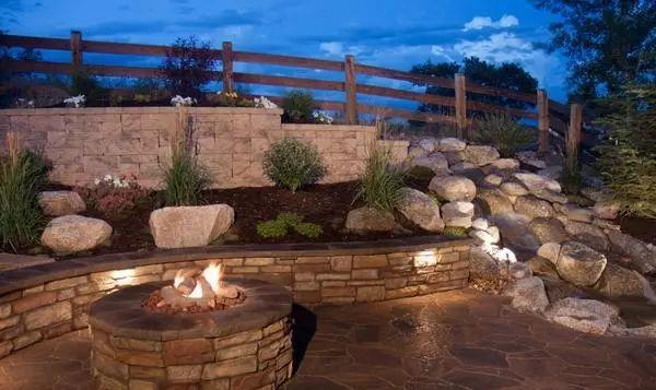 挡土墙首先要为花园挡土，
防止土顺着流水到处流失。
同时，这些墙壁经过精心设计，