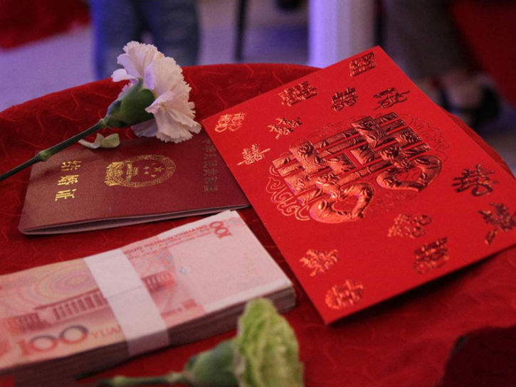 彩礼走个过场罢了，不是带到男方家，是给你们两口子以后用的，一般女方还要给点嫁妆，