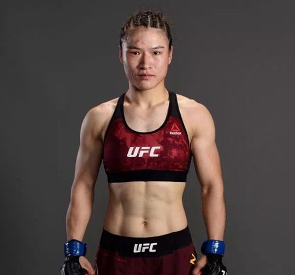 
一次，记者问格斗冠军张伟丽:“你这么能打，以后谁敢娶你，回家就得挨家暴？”然而