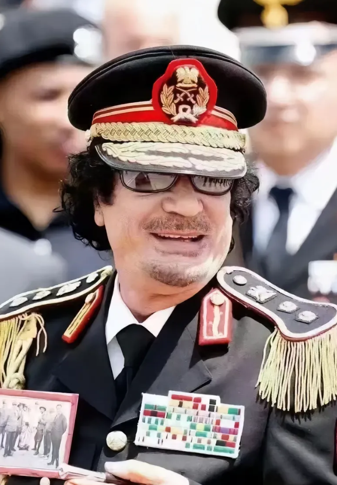 当年北非雄狮独裁者卡扎菲曾狂妄地说：“世界没有我不行”。然而事情的发展出乎他的预