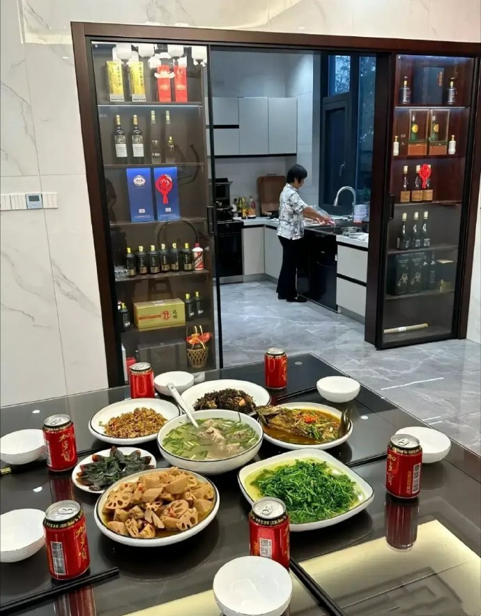 周末，自己开车花了三四小时，从秦皇岛跑到锦州去看同学，看到他家柜子里面有茅子不开