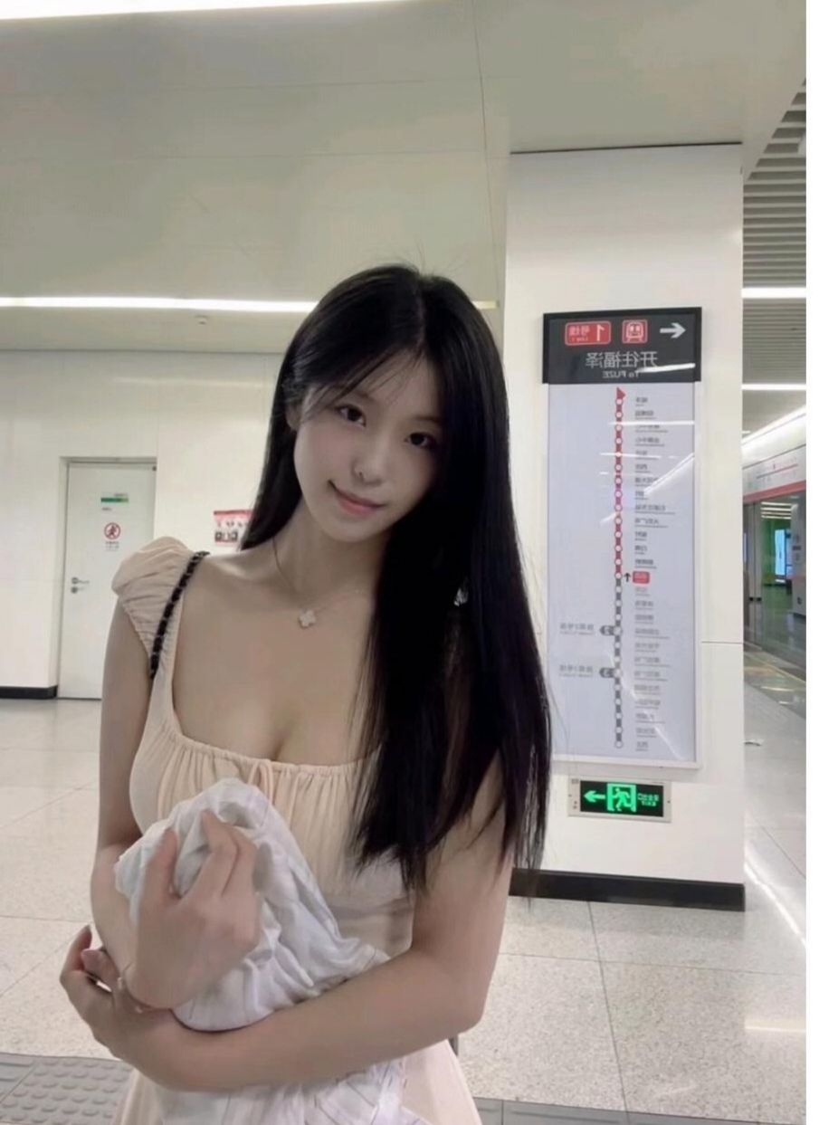 乌黑的秀发，清秀的面孔，亭亭玉立的身姿，仙女临凡也不过如此吧？这样的颜值能打一百