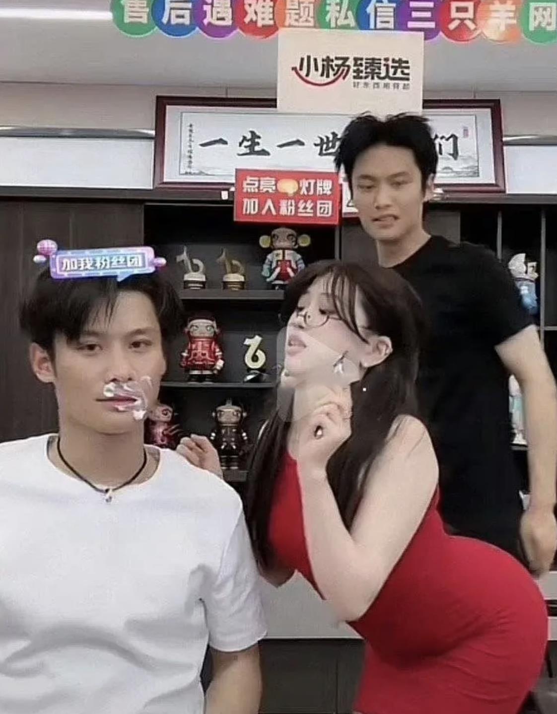 小杨哥又被推上风口浪尖。

这次不是因为假货，而是因为自己的得意徒弟“红绿灯的黄