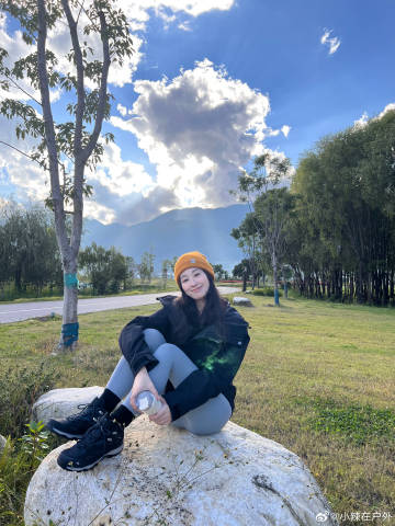 迎着冬日暖暖的阳光～
在洱海边散散步
享受片刻的宁静与温暖☀️