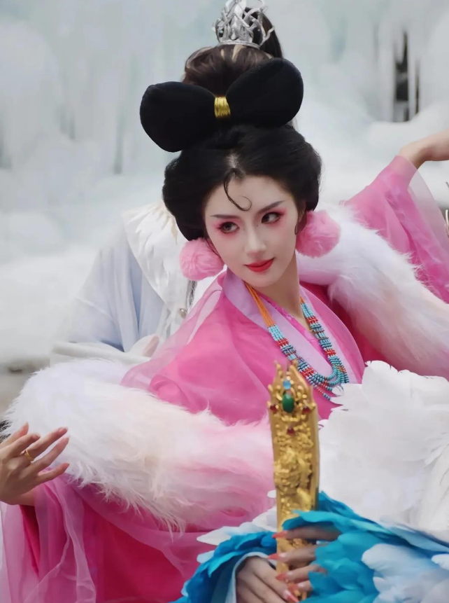 有些媒体对河南云台山女石像妲己提出批评，却未经深思熟虑，轻率地给她扣上了“眼神迷