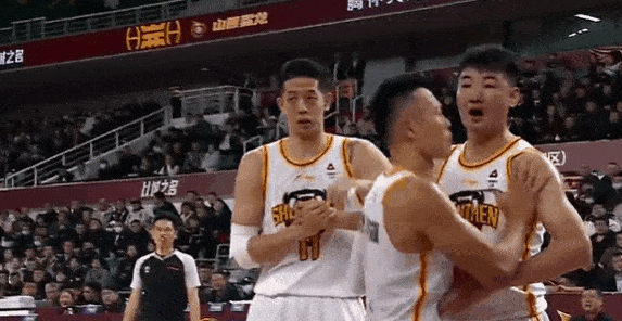 这个时候顾全不了面子！顾全不满判罚怒喷裁判，连吃两次技犯被驱逐！从慢镜头回看，这