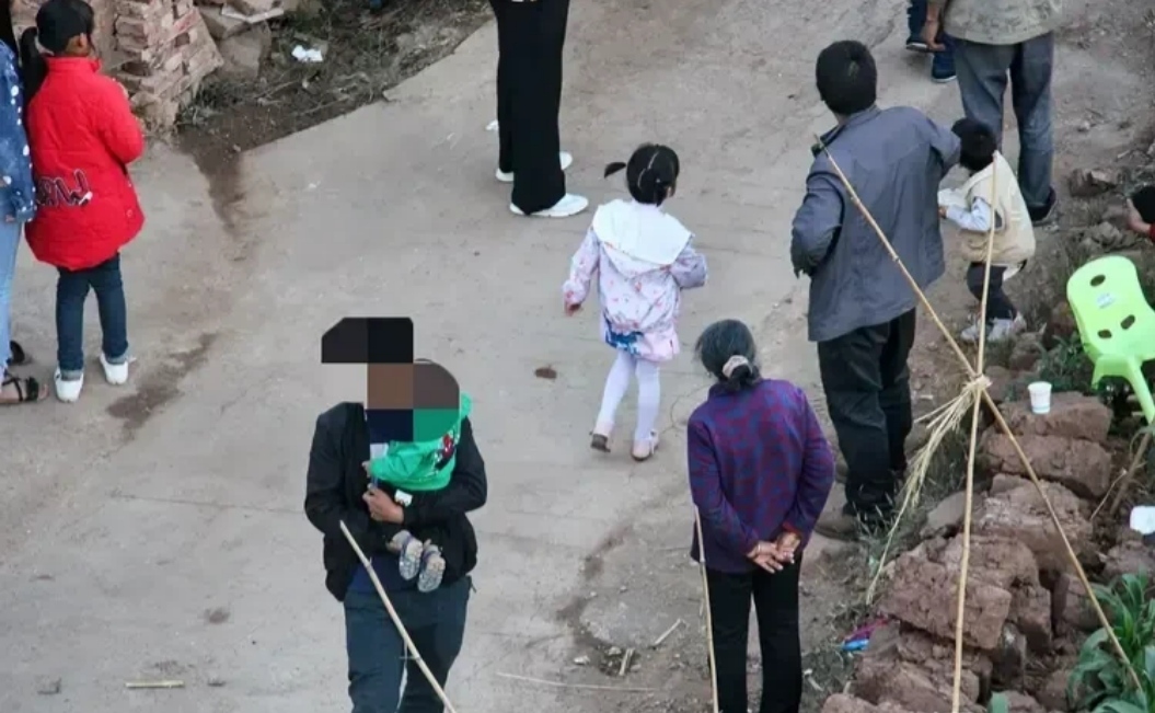 福建三明，5旬男子的老母亲去世后因家庭条件差、老宅简陋，没有条件用来举办葬礼，于