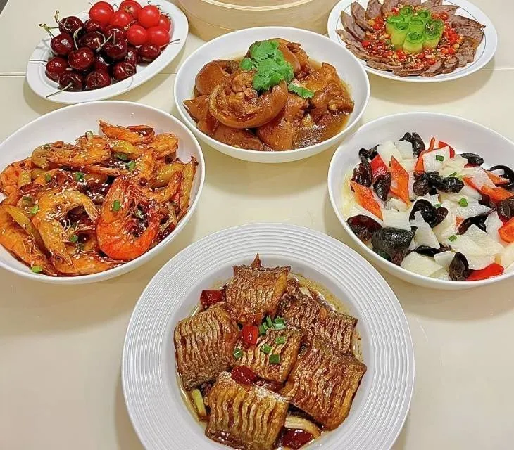 图一是我做的饭，图二是婆婆做的饭。我老公吃不惯我做的饭，天天想念婆婆做的饭。既然