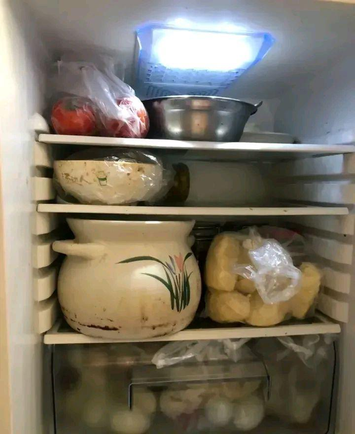 家里有个懒婆娘是个什么体验？

今晚煲的鸡汤，满满一砂锅！没喝完的直接放到了餐桌