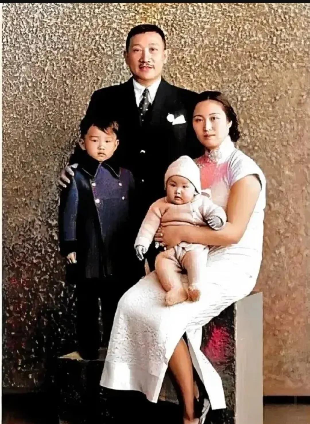 30年代，一个上层家庭，留下了这一张合影，照片中的男子身穿西装，领带系得一丝不苟