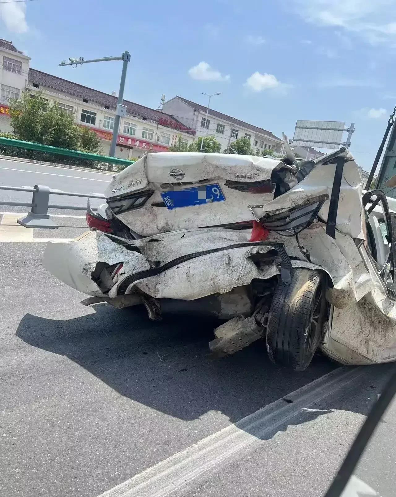 某知名品牌的汽车发生车祸，直接撞成了一堆废铁，估计车主生还的几率已经非常渺茫。

