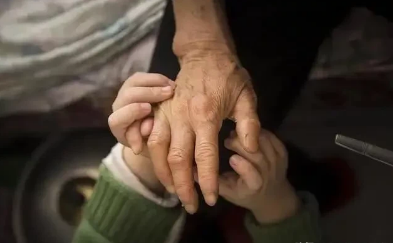 十几年不来往的姑姑，得知我要结婚，突然给家里送来六箱礼，婚礼单上还随了2888元