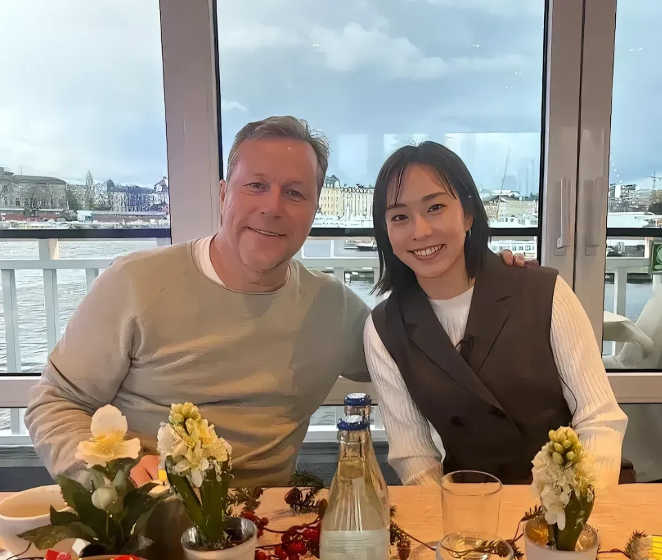 照片中这一男一女，看着是不是很眼熟啊？
他们都是国外的乒乓球运动员。
男人是欧洲