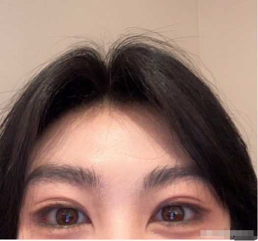 机相册里突然多了一张小偷照
可以感受到小偷拿到我手机时的喜悦[汗] ​​​