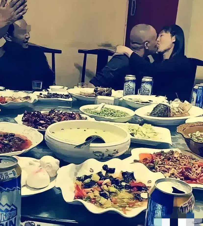 
同学聚会，一场本该畅叙友情的盛会，却因一位喝多的同学而变得尴尬。他突然亲吻另一