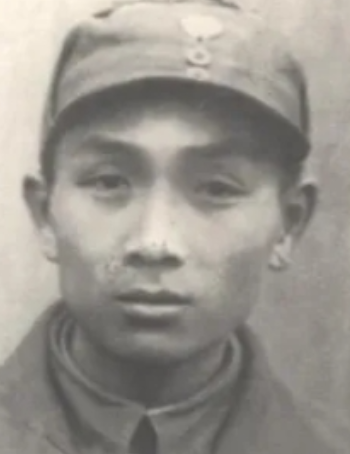 1940年，新四军副团长被日军追击向老农求助，结果老农一脚把他踹进水田，之后，副