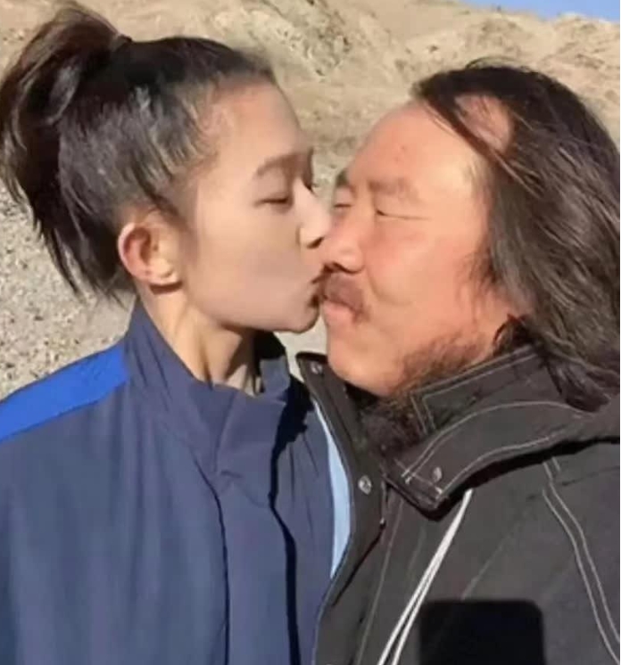 当年他肯定曾经救过他的命。
