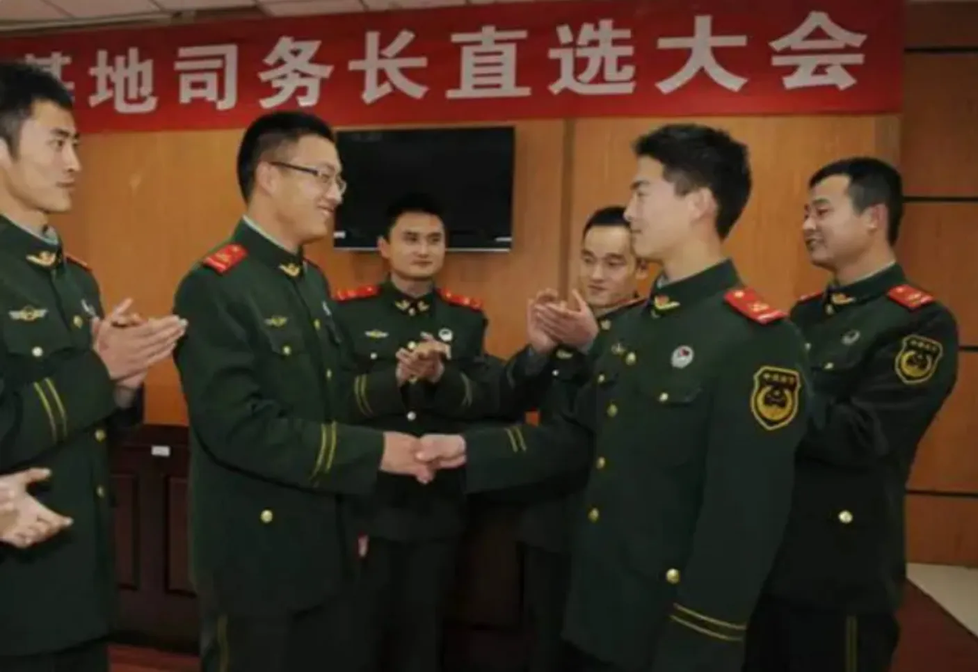 我军校毕业后到连队当司务长。老司务长在移交时告诉我在制度条令外的事情，其中之一就