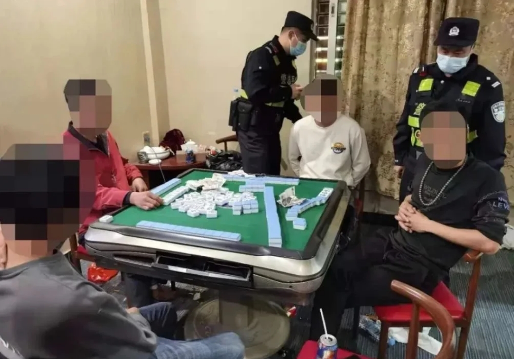 甘肃庆阳，一男子与朋友家中打麻将，约定谁赢了就请吃烤全羊，哪知道，正打得兴起，警