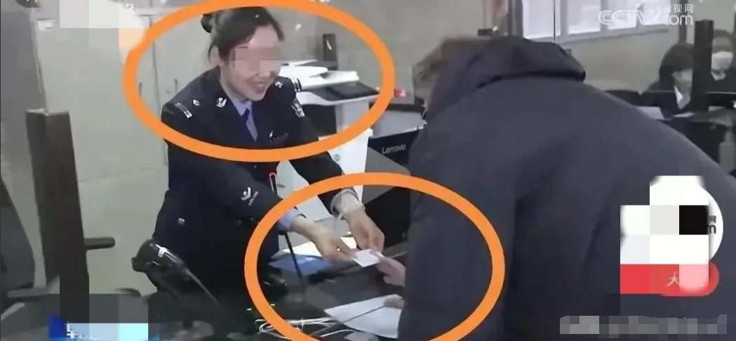 外国友人办理居留证时，我注意到一位女性警官端着居留证，脸上带着微笑，站得笔直，双