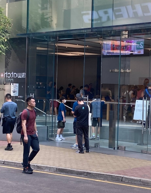 目前看来，iPhone15Pro系列加价似乎并不严重呀。

等下再去店里看看，因