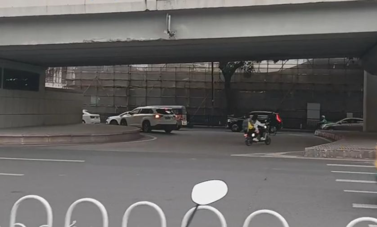 广州地铁8号线凤凰新村对面工业大道开始围蔽，等了10多年的D出口要来了吗？
