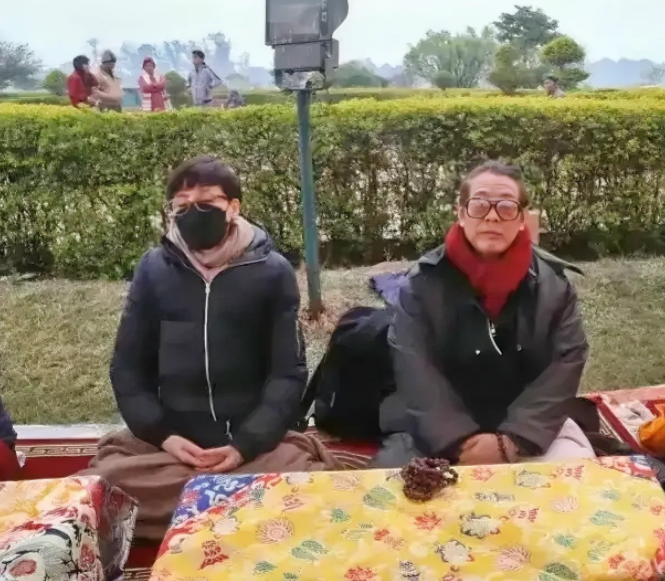 近日，李连杰和妻子利智，在尼泊尔念经。
不仔细看，根本认不出来了！