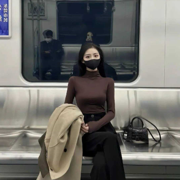 她是不是发现我偷拍了？