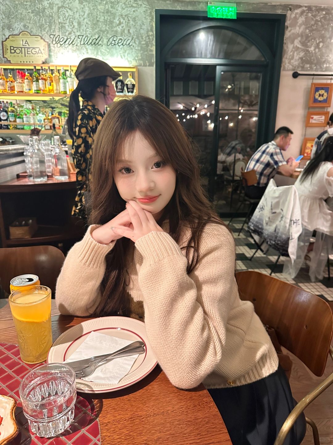 i人探店小幅度拍照姿势📷超级出片啊啊啊！
虽然我是e人，但这组真的好实用哈哈哈