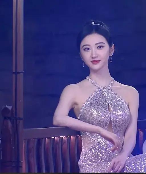 女明星景甜，引发热议！ 12月8日，35岁的景甜，突然引起网友的热议，原因是昨晚