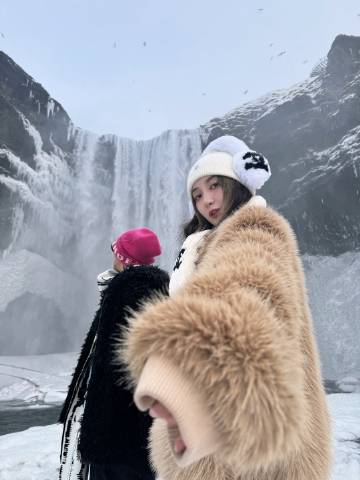 远处的雪山和翻腾海滩
像沉睡着巨大的怪物
在黑灰的世界里随时可能醒来  