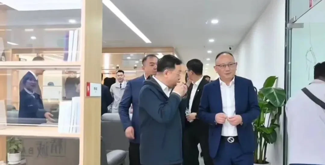 【大老板身边总有一个机灵的人啊！】王传福到比亚迪4S店考察时，随手从桌子上拿了一