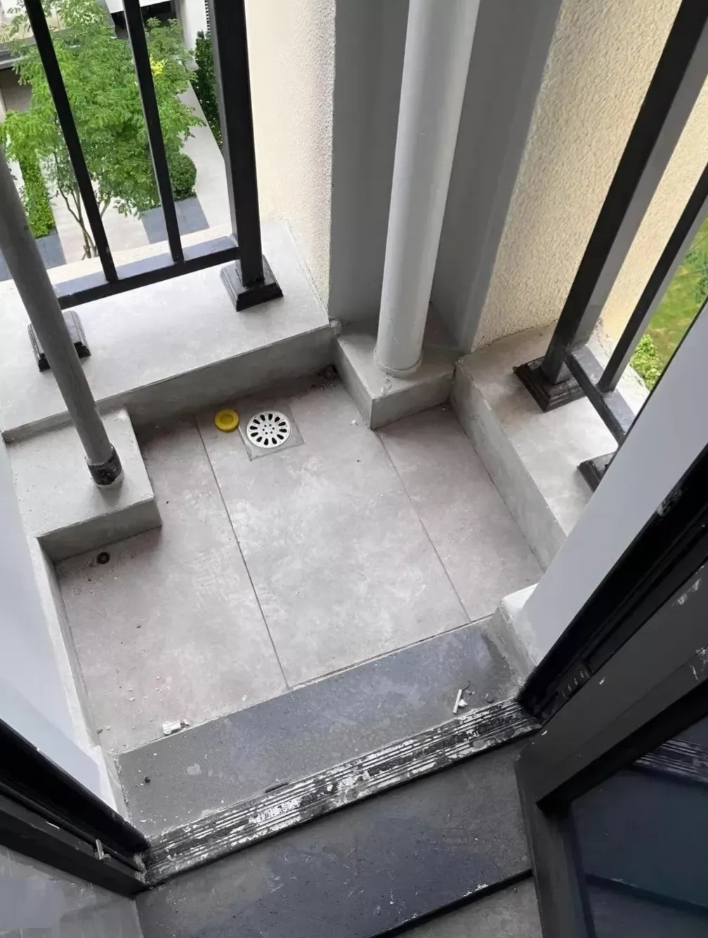 竟然有这样的开发商，你就说这么小的阳台，拿来做什么，能做什么？想不通建这房子的人