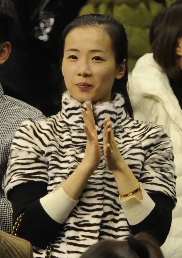 唐佳良属于温婉型的女人。

当时结婚的时候她就长这样，

所以杨鸣看中的肯定不是