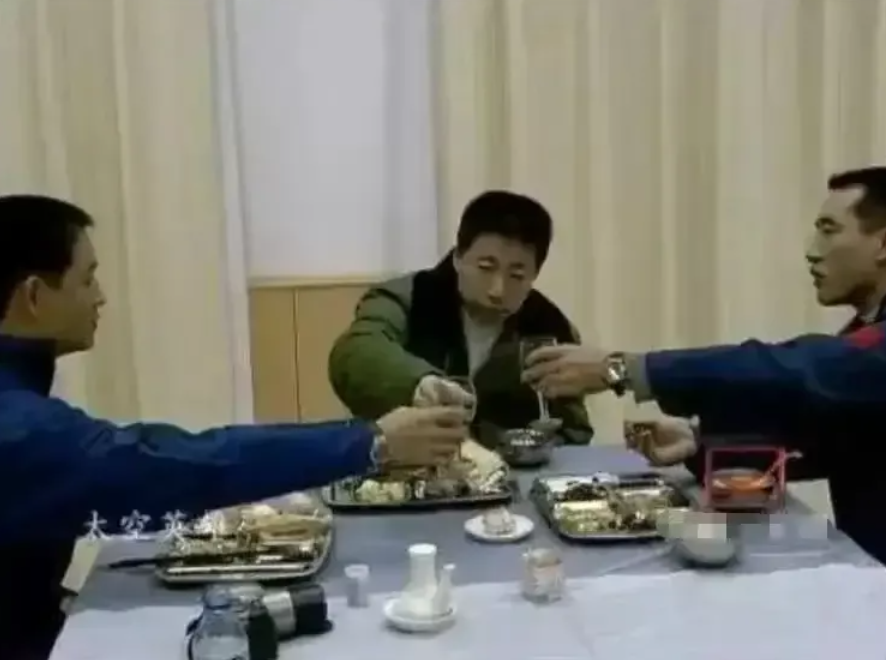 2003年，杨利伟出征前的照片，真正的壮行酒，有去未必有回。

照片左边是聂海胜