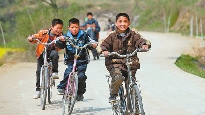 回老家，孩子找不到朋友玩，很孤独