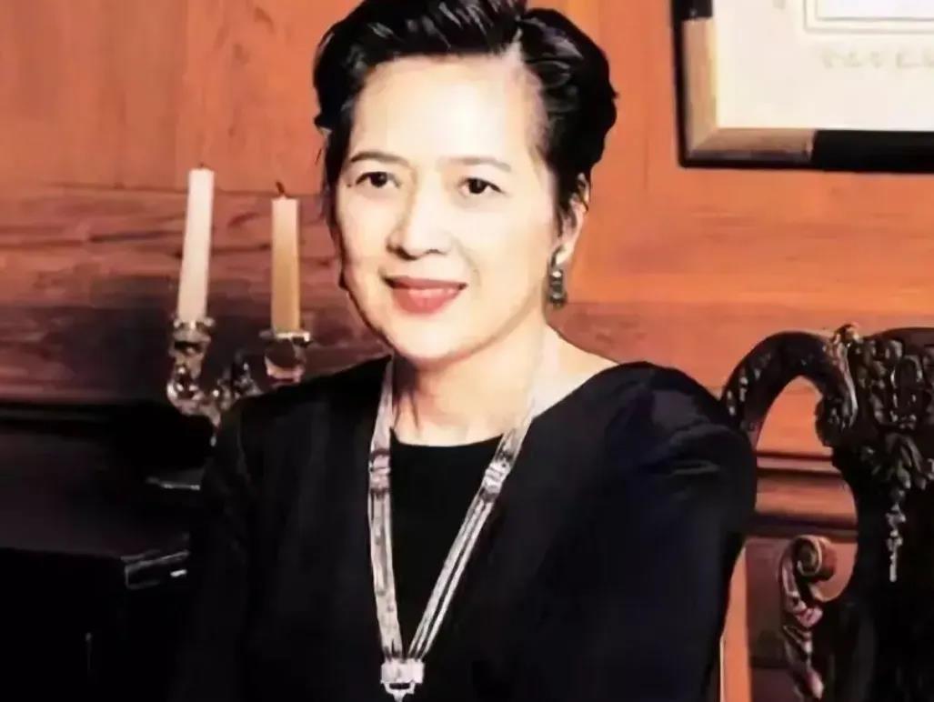 终究是原配宝咏琴的儿子笑到了最后。香港富豪刘鉴雄更改遗嘱，将财产的80％留给宝咏