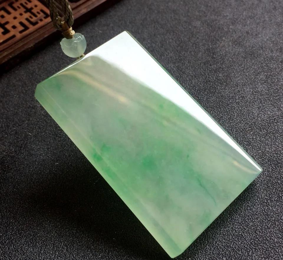 这是迷信还是信仰？
几年前做珠宝导购的时候，遇见一小姑娘来柜台要求给她戴着的玉牌