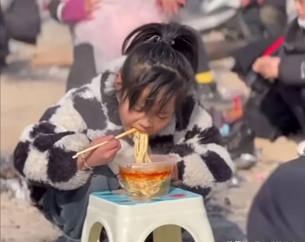 “朱门酒肉臭，路有冻死骨”！

一边是甘肃受灾灾民吃着没有几片牛肉的拉面，一边是