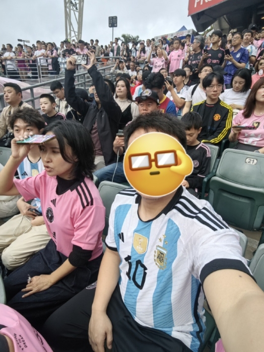 前天比赛我后面坐着的是两个小孩，梅西不上之后这俩小孩竟然直接骂人了，旁边的父亲也