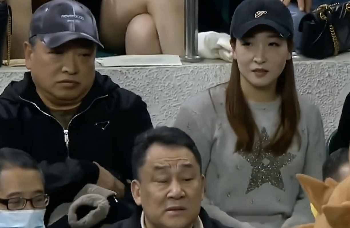 刘诗雯观战CBA！与吉祥物击掌，颜值超高，无愧国乒头号美女
12月26日进行的C