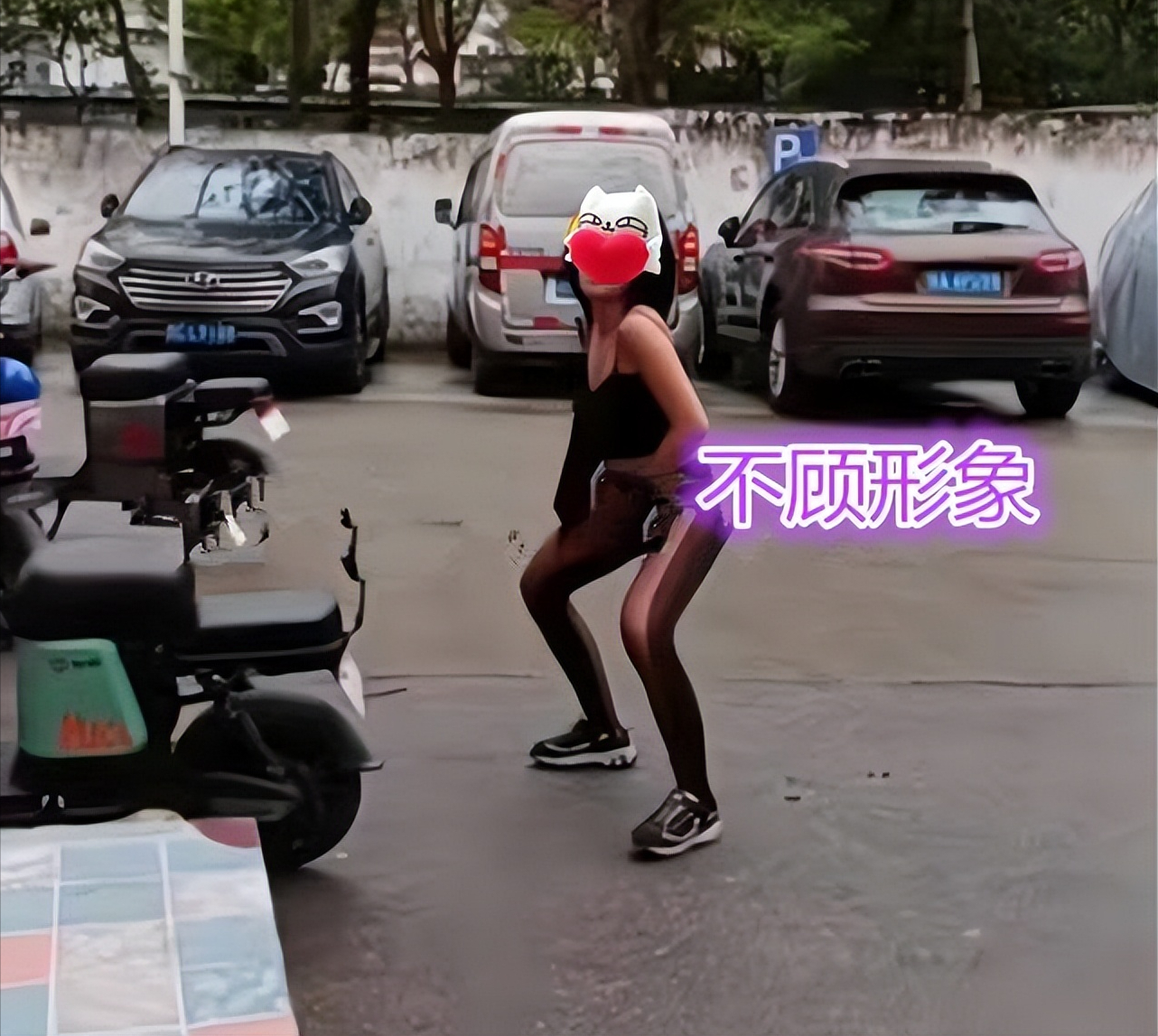 年轻女子在街头跳舞，邻居：曾在酒吧工作，嫁给二婚男子被抛弃
一位女子嫁给了一个二